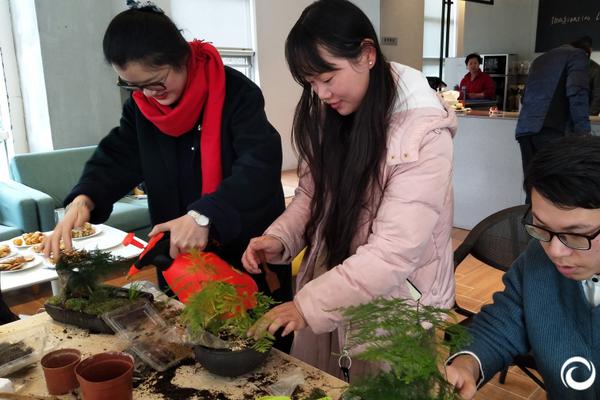 新生兒多久能抱出門(mén)？若早于這個(gè)時(shí)間只會(huì)害了寶..