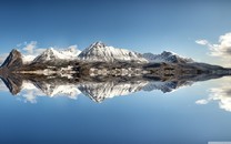 費德勒下雪天對著墻面打網球 胯下擊球功力不減