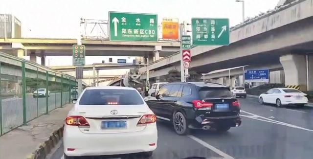 楊冪穿毛衣搭短褲走機(jī)場(chǎng)，小腿都胖出肌肉線條了