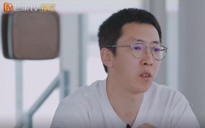 胡杏兒海邊穿泳衣孕肚凸顯