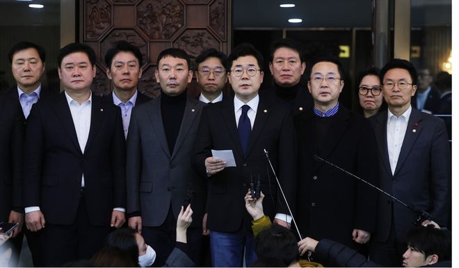 出土青銅器上記載那年天上有彗星出現(xiàn)，北京多大歲數(shù)了？